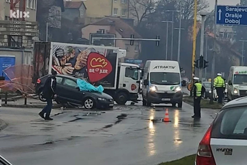 NESREĆA U TUZLI U sudaru tri vozila poginula žena