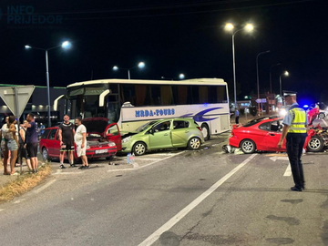 Teška saobraćajna nesreća kod Kozarca: Autobus i tri auta učestvovali, više osoba povrijeđeno