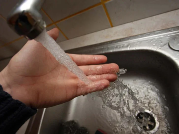 toplotni talas u Sloveniji suša u Sloveniji nestašica vode racionalna potrošnja vode ograničenje potrošnje vode visoke temperature niski vodostaji rijeka zabrana zalivanja bašti Ministarstvo životne sredine Slovenije snabdijevanje pijaćom vodom