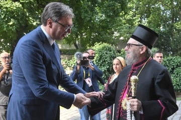Dodik, Cvijanovićeva i Vučić prisustvuju večernjem bogosluženju u Sentandreji