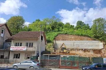 Investitor odsjekao stepenice komšinici i ogradio tuđu kuću zbog gradnje zgrade /FOTO/