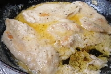 PILEĆE BIJELO MESO U SOSU OD MLIJEKA I MASLACA: Sočno, mekano i ukusno, prste da poližete! 