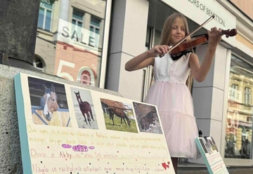 Djevojčica s violinom u Gospodskoj ulici: Abby je uginula, skupljam pare za novog terapeutskog konja