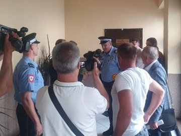 Politički haos u Tesliću: Presuda suda mijenja odnose snaga, a ulaz u Skupštinu – zaključan