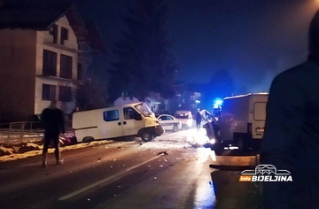 VOZILA SMRSKANA Težak udes u Bratuncu, smrtno stradalo najmanje jedno lice