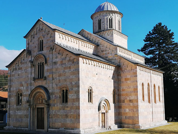 Lažni sveštenik iz Albanije provocirao u Visokim Dečanima