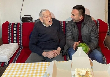 Omiljen u svom selu: Djed Joca je najstariji stanovnik Mionice, a PROSLAVIO JE 103. ROĐENDAN (FOTO)