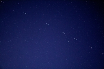 Niz satelita viđen i iznad Kozare: "Starlink" uočljiv iz naših krajeva (FOTO)