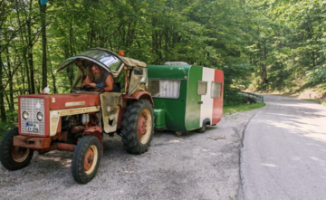 Turista iz Njemačke, traktorom starim pola vijeka PROPUTOVAO SVIJET, a evo kako je govorio o BiH i ljudima