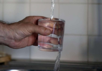 Popijte čašu tople vode na prazan želudac: Taj napitak u vašem tijelu učiniće pravi preporod