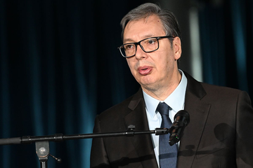 Vučić se obratio iz Pariza, govorio o datumu izbora