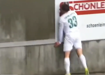 Strašan sudar sa zidom: Fudbaler izgubio svijest dok je stizao loptu (VIDEO)