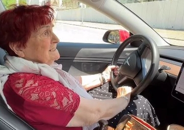 Baka (90) POSTALA HIT NA MREŽAMA, otkačila "Bembaru" pa sjela u Teslu (VIDEO)