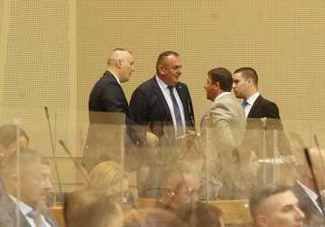 Vučinić o transparentu u NS RS "Šmit i Dodik jedan drugom čuvaju leđa, mnogo su bliži nego što se u javnosti priča" (FOTO)