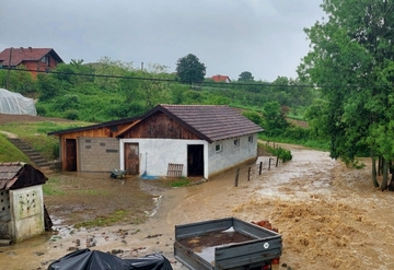 Lopare: Izlila se rijeka Gnjica i bujični potoci (FOTO)
