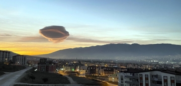 Ovo se ne viđa često: Fascinantni narandžasti lentikularni oblak lebdi iznad grada (FOTO)