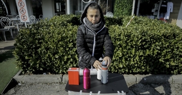 Niske temperature ga nisu spriječile: Dječak iz Sarajeva prodaje čaj na trgu kako bi prikupio pomoć za djecu iz Turske i Sirije