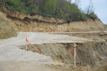Zbog opsanosti od klizišta, zabranjen saobraćaj na putu Stari Ugljevik-Glavičice