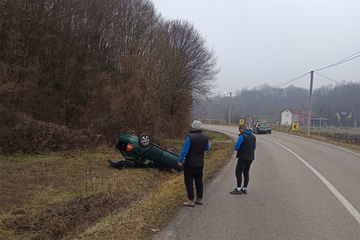 Automobil na krovu kod Banjaluke: "Put poledio"