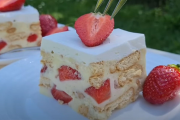 Brzo i ukusno: Recept za kolač od keksa i jagoda