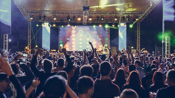 Gađala policajce čašom i pokazivala golu zadnjicu