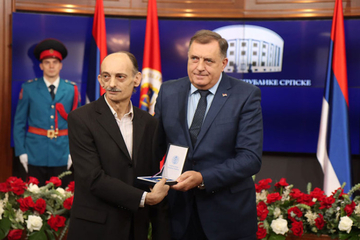 Dodik uručio posthumna odlikovanja za zaslužne borce