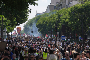 Prvomajski protesti u Francuskoj: Povrijeđeni policajci, više osoba uhapšeno