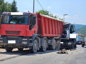 Sudar dva kamiona u Zvorniku, intervenisala Hitna (FOTO)