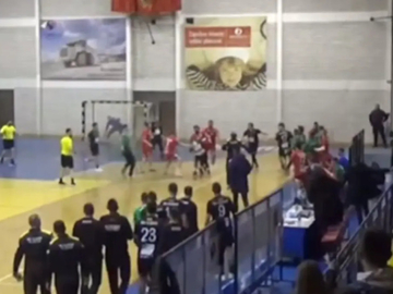 Igrač nokautirao rivala, meč prerastao u masovnu tuču! (VIDEO)
