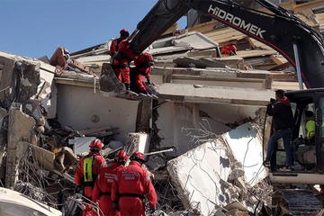 Sedamnaestogodišnju djevojku nakon 108 sati vatrogasci iz Srbije izvukli ispod urušene zgrade u Turskoj