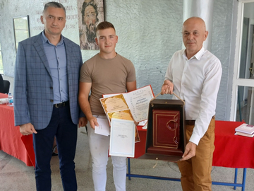 Kilometri do škole, rad na njivi i samo petice: Duško Planojević iz Rogatice đak generacije