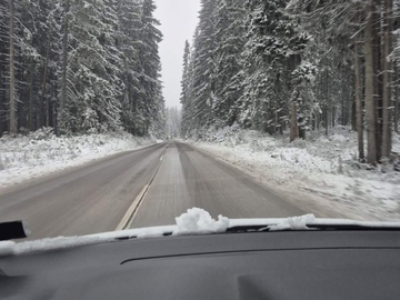 Mokri i klizavi kolovozi širom Srpske, AMS upozorava vozače na oprez