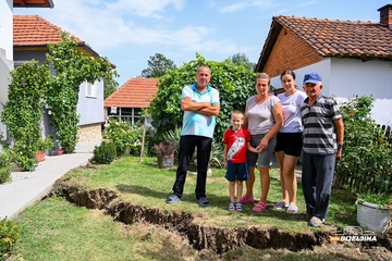 Supružnici Vujić iz Ugljevik Sela: Kuća nam klizi, ugrožena su nam djeca, a u RiTE nam se podsmijavaju (VIDEO)