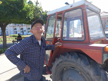 Traktorom iz Amajlija do banke u centru Bijeljine (FOTO)