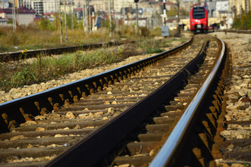Automobil podletio pod voz, poginuo vozač iz BiH