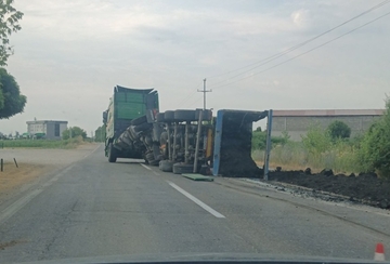 Bijeljina: Prevrnula se prikolica, saobraćaj se odvija jednom trakom