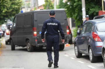 Stavio joj nož pod vrat: Uhapšen muškarac (30) koji je pred djecom prijetio ženi da će je zaklati