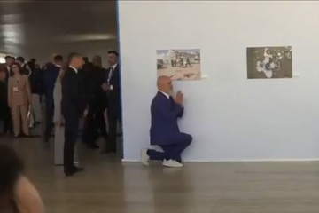 Albanski premijer opet kleknuo pred Meloni (VIDEO)