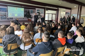 Predavanje o vršnjačkom nasilju u Loparama: Mladi moraju znati koju prekršajnu i krivičnu odgovornost nosi