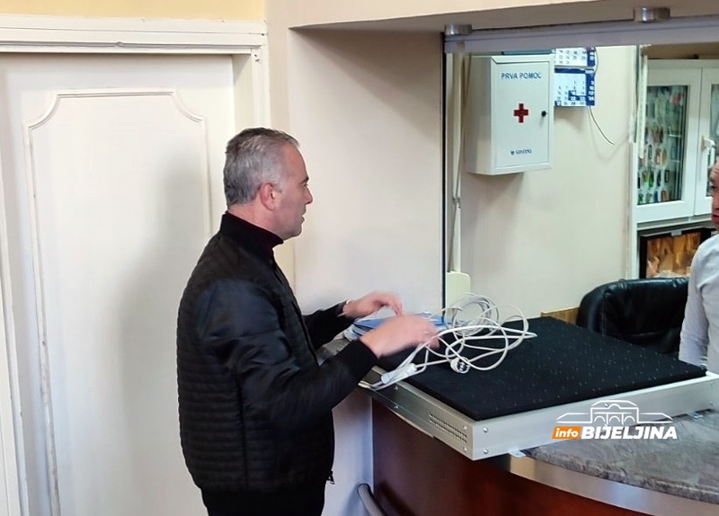 Bijeljina: Trninić POKLONIO SEMAFOR Gradskoj upravi