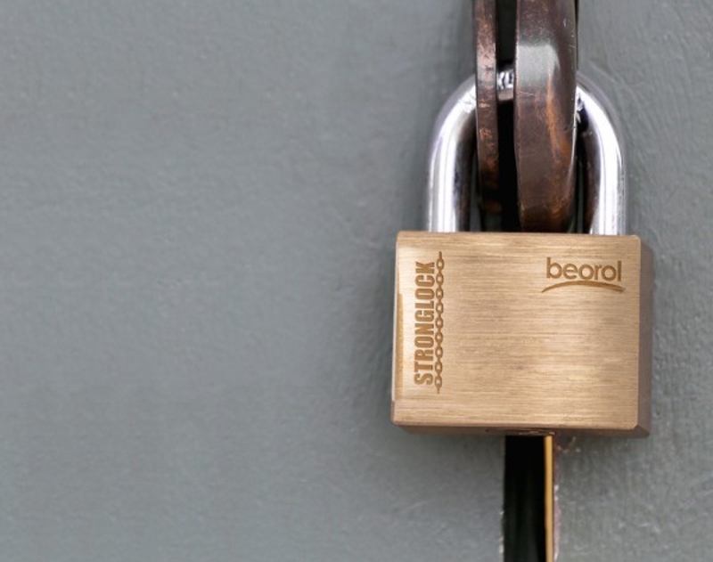 Vozač u strahu od krađe goriva stavio katanac na poklopac rezervoara