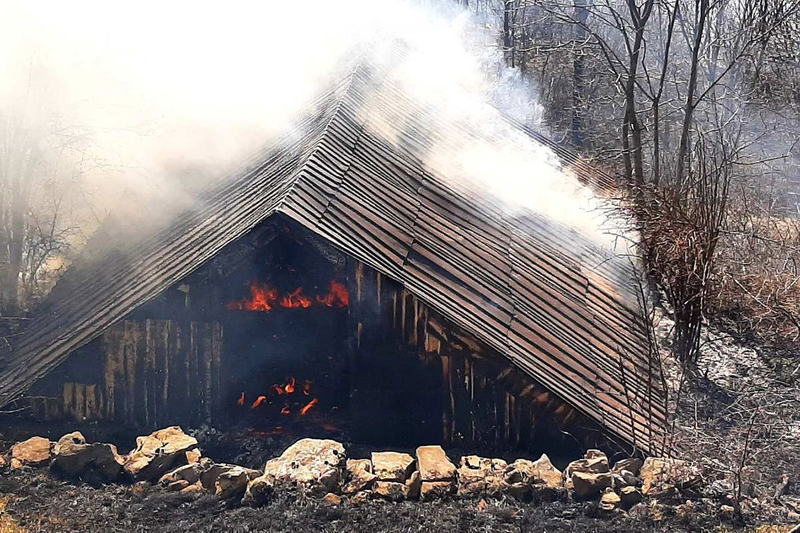 Vatra prijeti kućama u selima kod Gacka