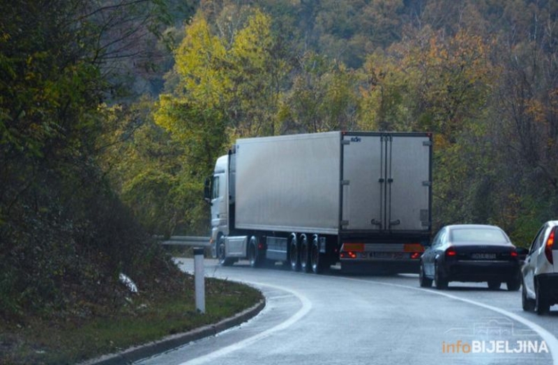 Pretežno suvi kolovozi, oprez na dionicama u višim predjelima zbog magle