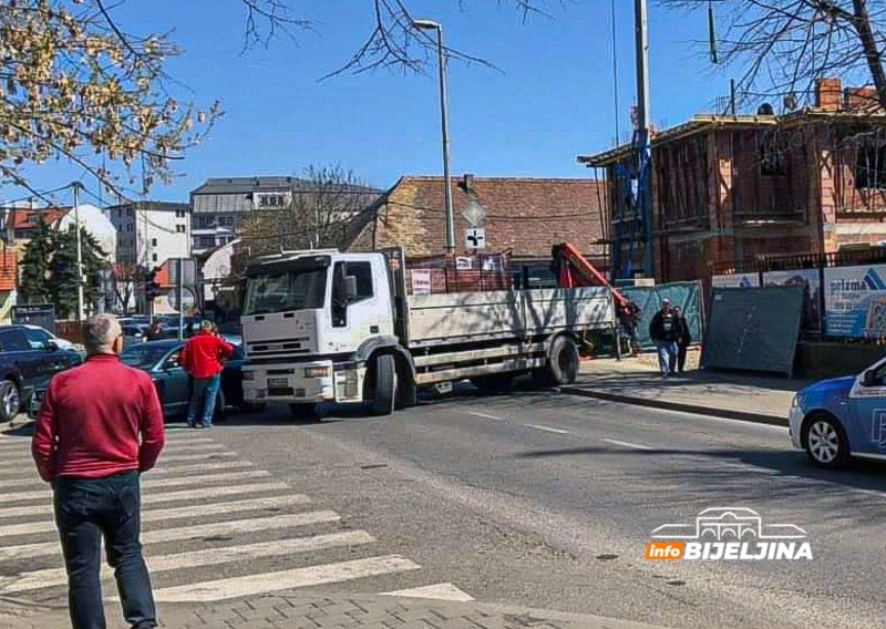 Sudar kamiona i auta usporio saobraćaj kroz centar Bijeljine