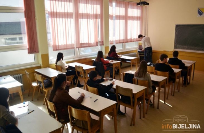 Učionice u Srpskoj SVE PRAZNIJE: Nastavnici trče iz škole u školu da ispune normu