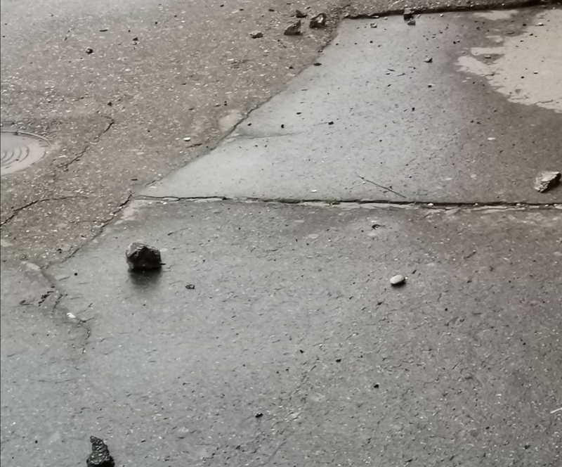 Komadi fasade pali sa zgrade na trotoar u Bijeljini (FOTO)