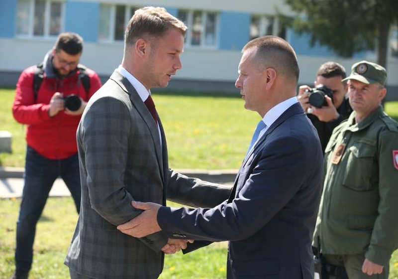 OD ŠAMARA DO SRDAČNOG RUKOVANJA Da li je Dan policije pomirio stare rivale