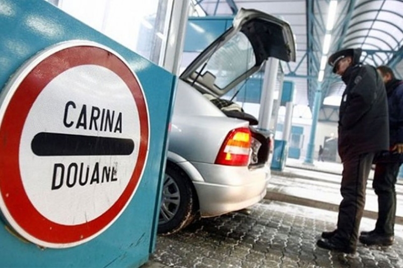 Carinici u znak protesta pretresaju svako vozilo