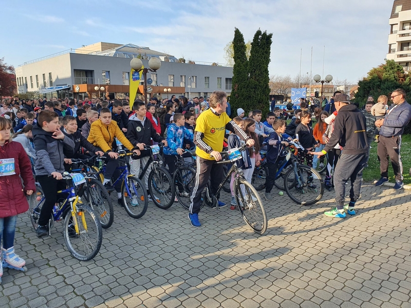 „Promocija zdravog načina života“ Rekretivna vožnja biciklima i rolerima u Ugljeviku okupila više od 700 učesnika