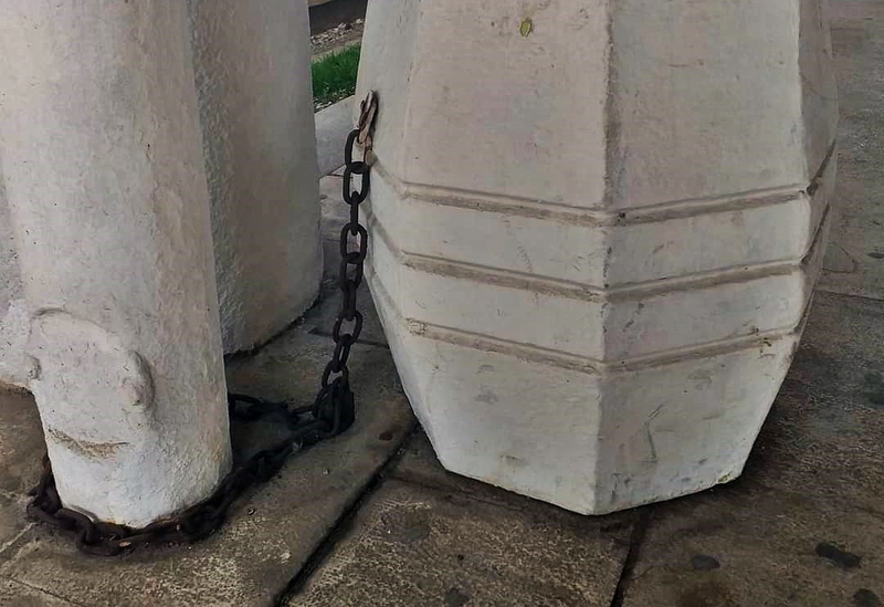 Originalna BORBA PROTIV LOPOVA u Bijeljini: Kanta za smeće VEZANA LANCEM za stub (FOTO)